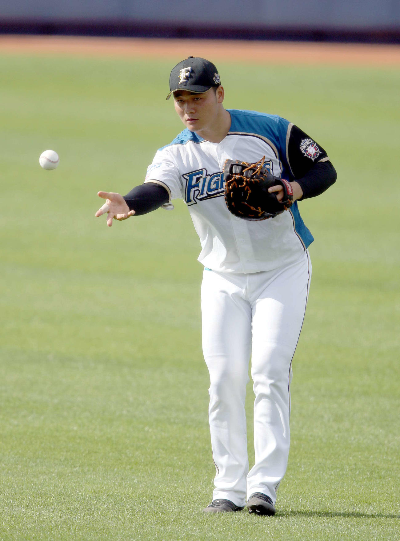 キャンプ初日からユニホーム姿で練習する日本ハム清宮（撮影・佐藤翔太）