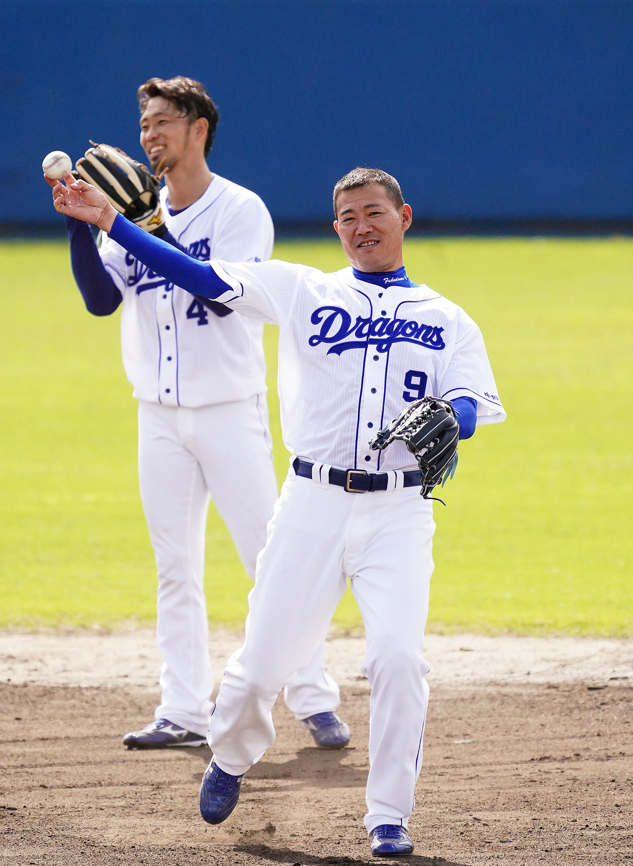 ノックを受ける福留。後方は藤井（撮影・森本幸一）