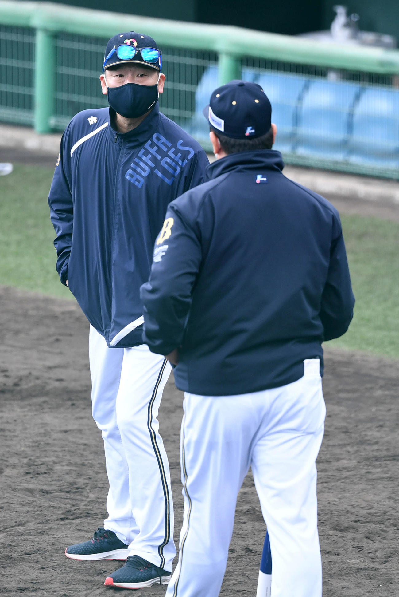 水本ヘッドコーチ（右）と話すオリックス中嶋監督（撮影・前岡正明）