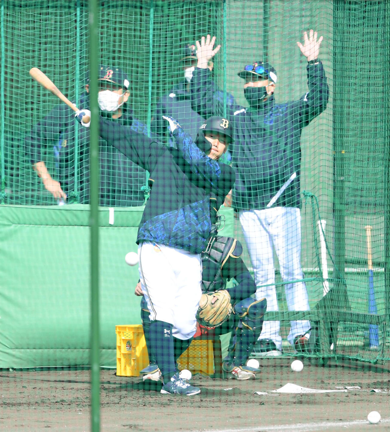 オリックス中嶋監督（右）の前で打撃練習を行う吉田正（撮影・前岡正明）