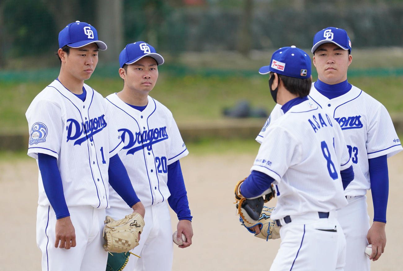サブグラウンドで浅尾拓也2軍投手コーチの話を聞く高橋宏斗（左）（撮影・森本幸一）