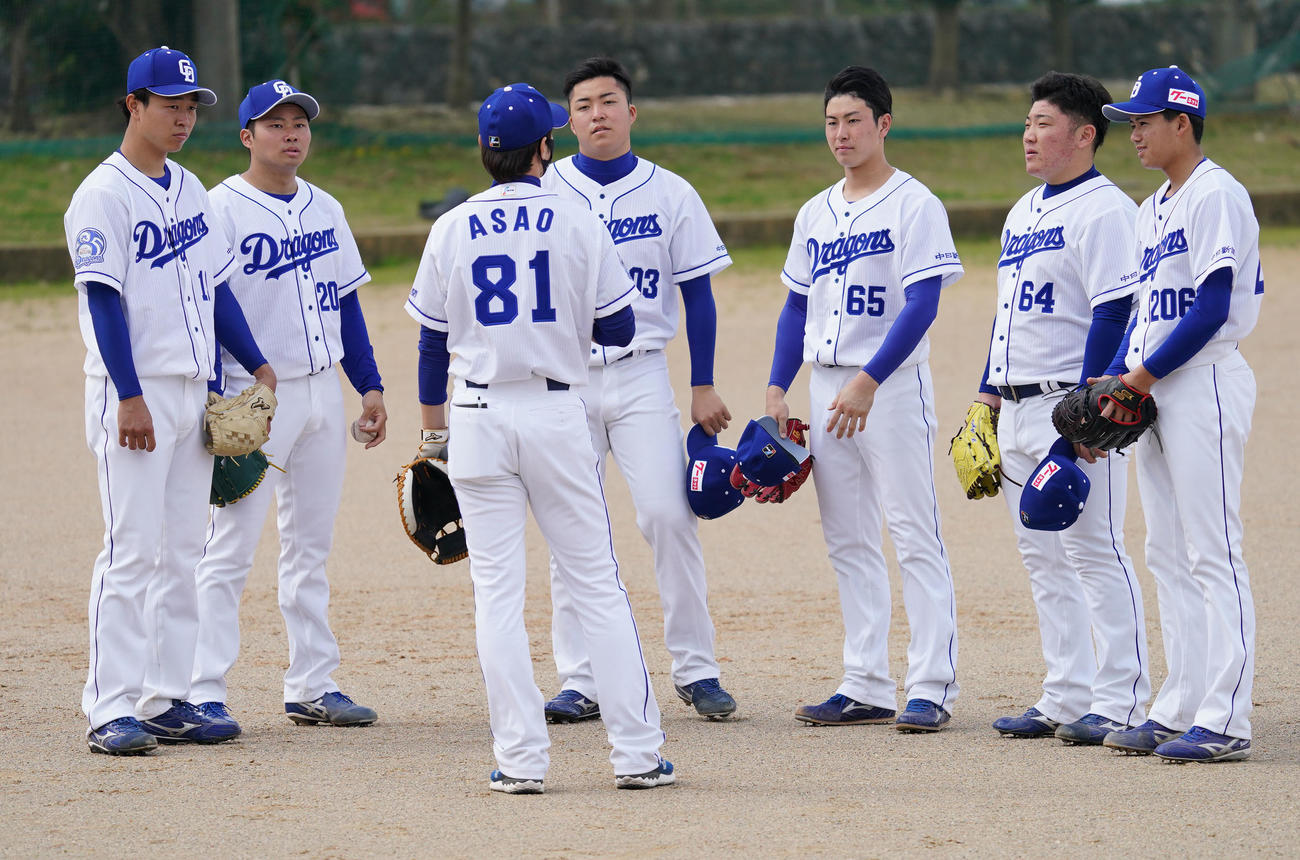 サブグラウンドで浅尾拓也2軍投手コーチの話を聞く高橋宏斗（左）ら新人選手たち（撮影・森本幸一）