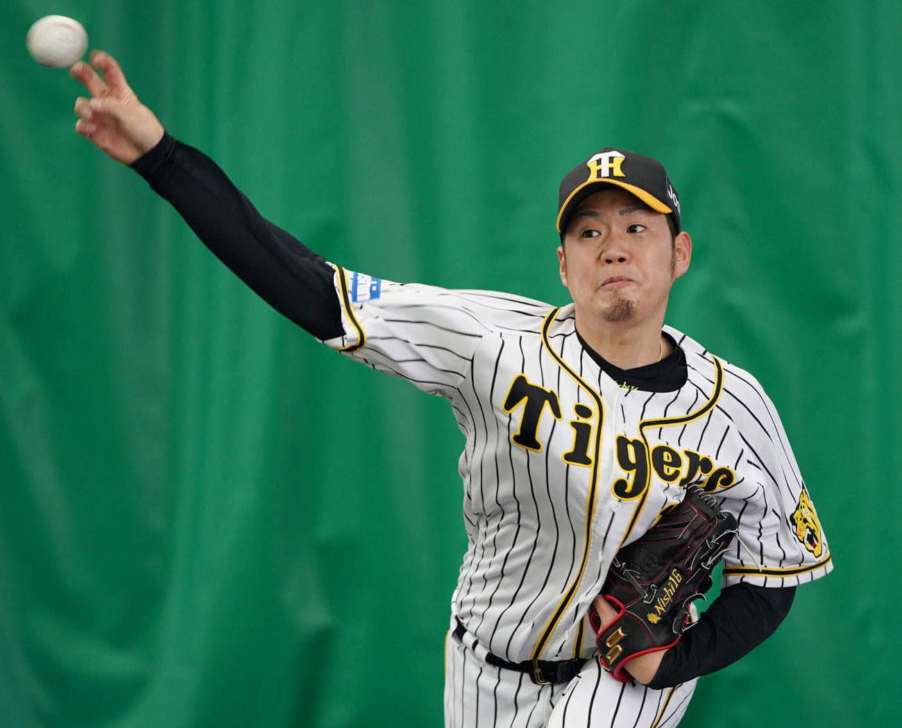 キャンプ初日、ブルペンで投球する阪神西勇（撮影・前田充）