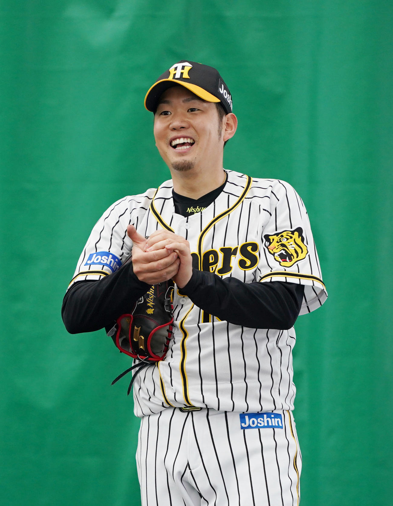 キャンプ初日、ブルペンで投球し笑顔を見せる阪神西勇（撮影・前田充）