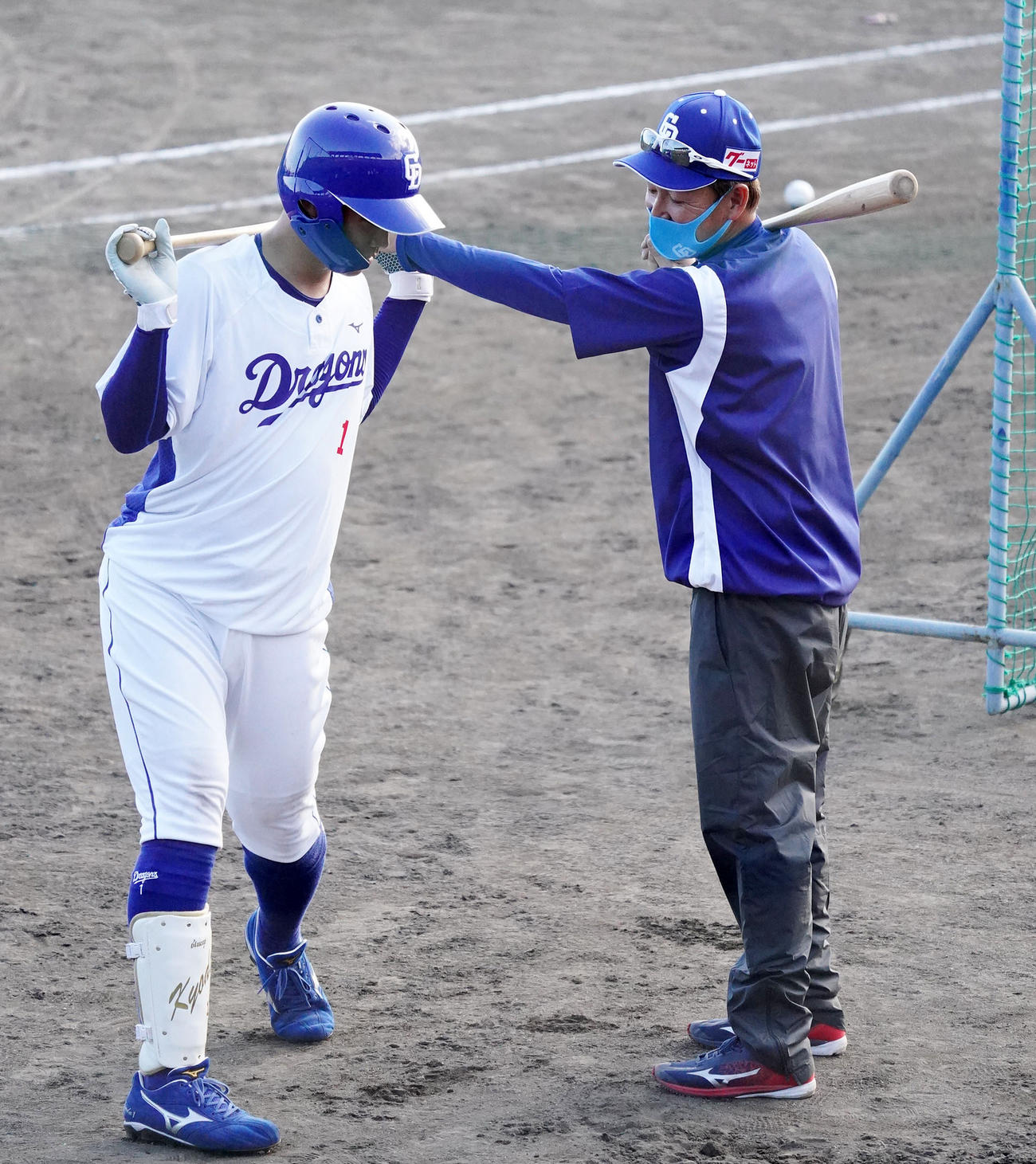 京田（左）にアドバイスをする立浪臨時コーチ（右）（撮影・森本幸一）