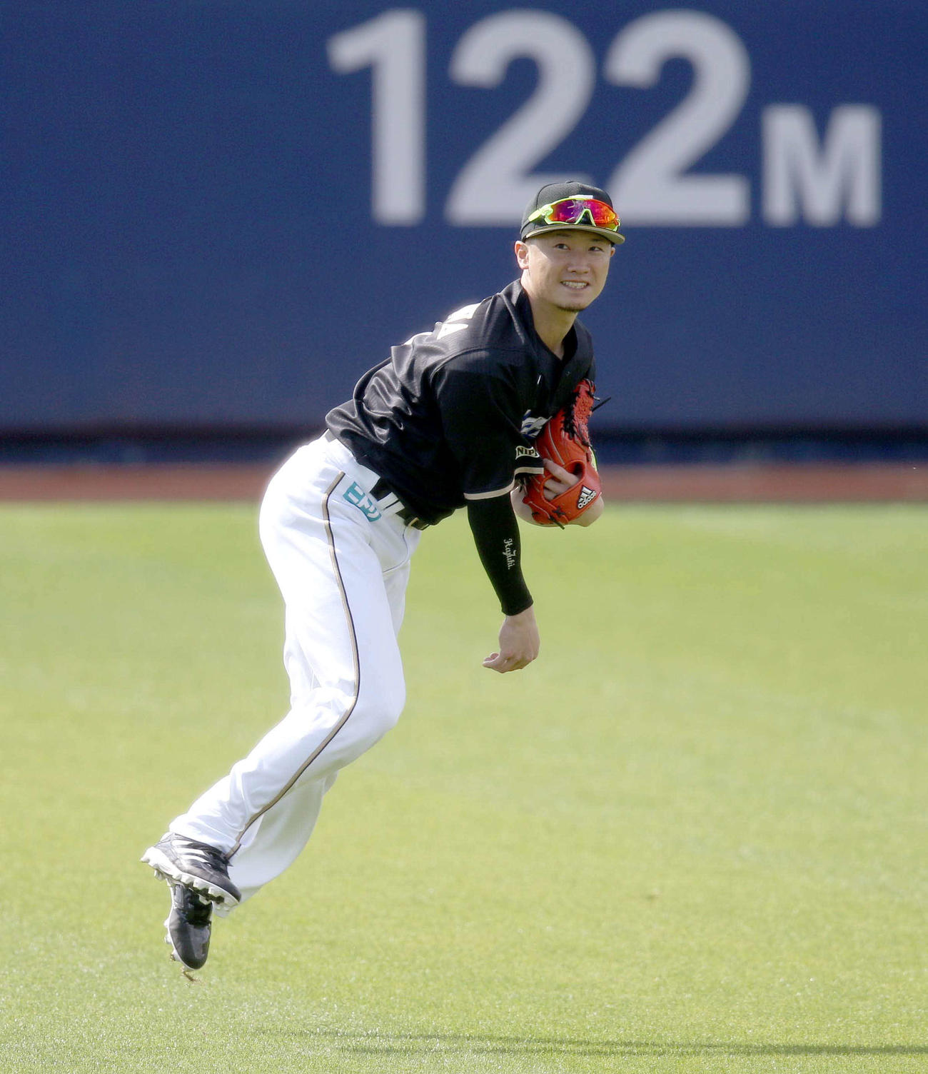 内野に送球する日本ハム西川（撮影・佐藤翔太）
