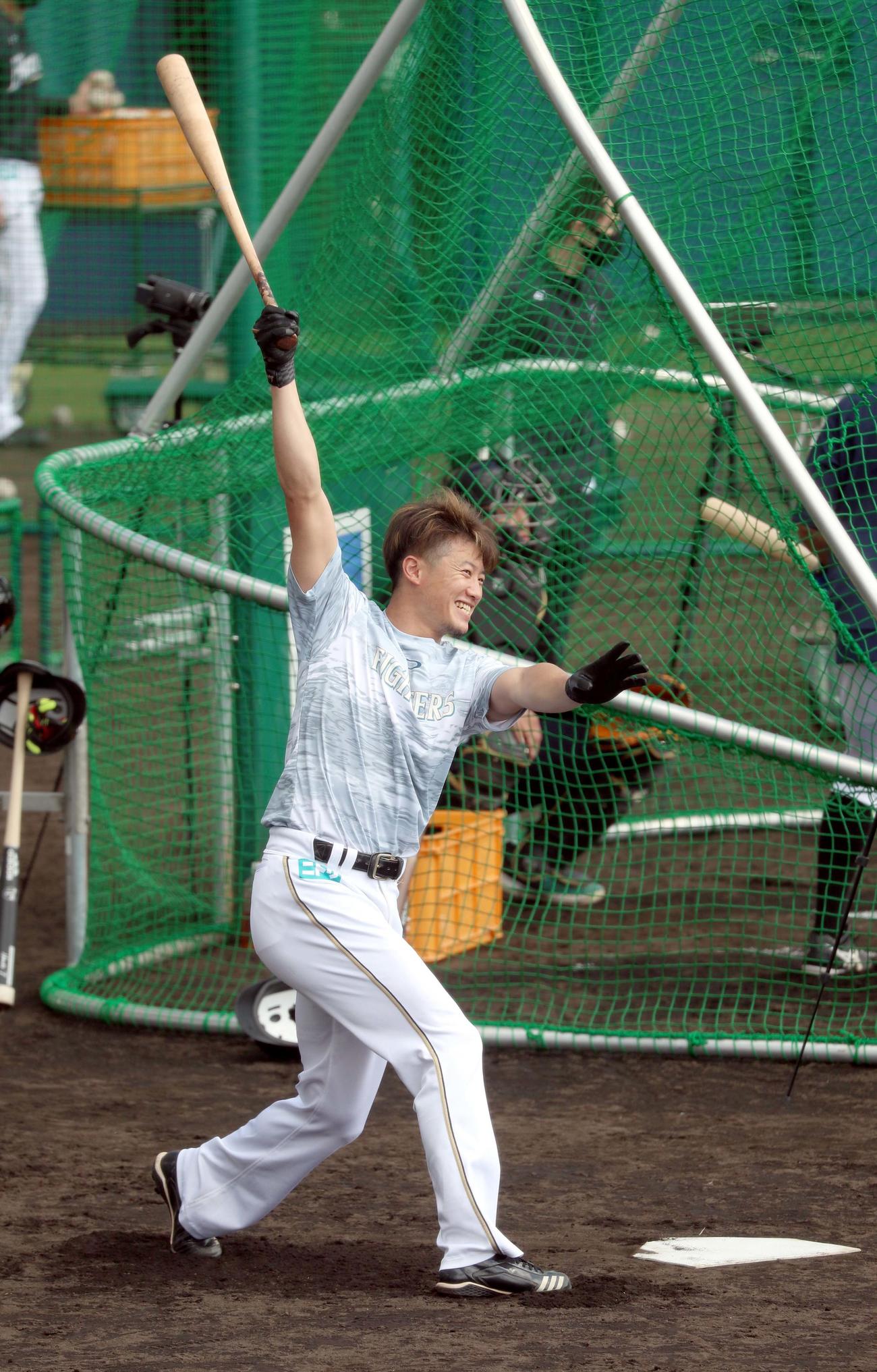 笑顔で打撃練習をする日本ハム西川（撮影・佐藤翔太）