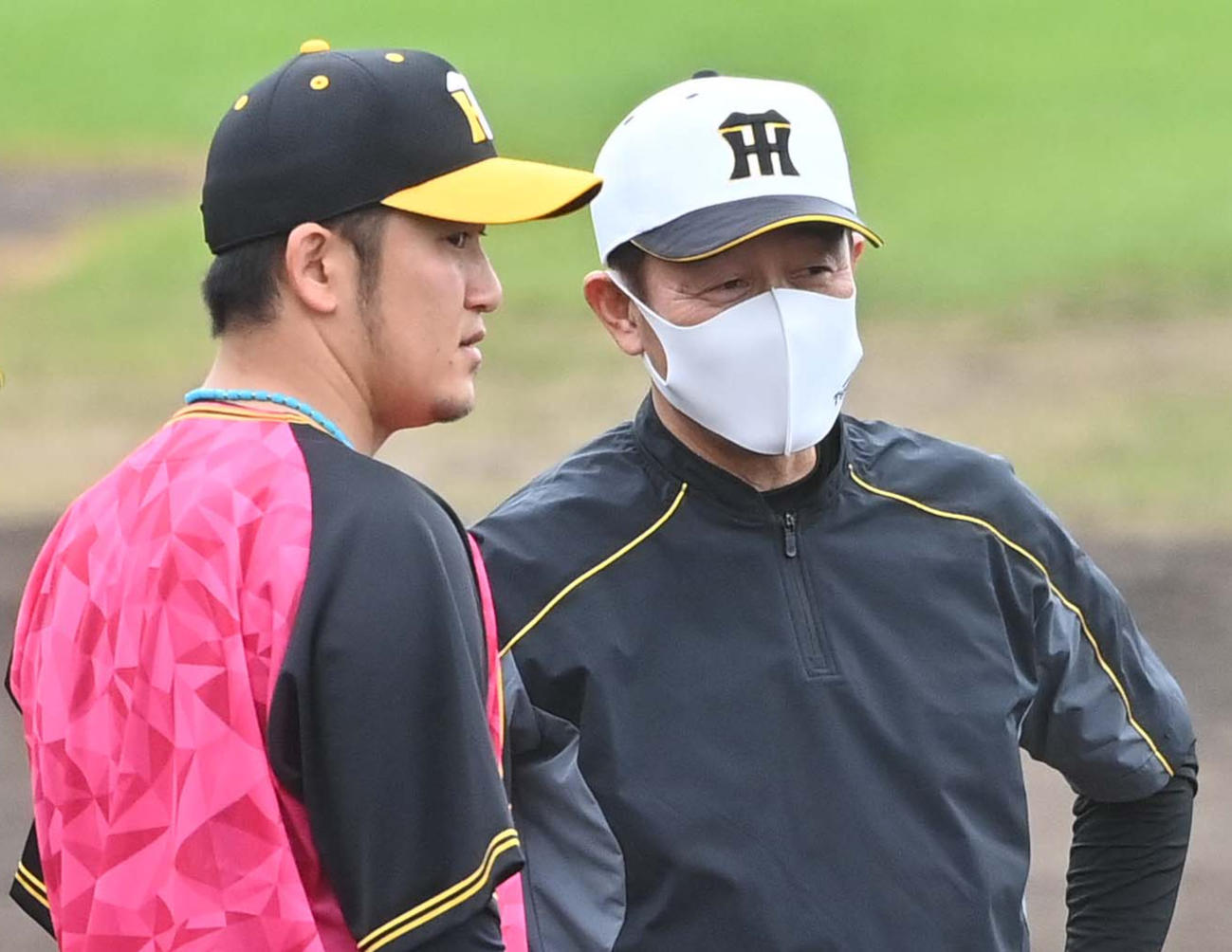 岩貞祐太（左）を指導する川相昌弘臨時コーチ（撮影・上田博志）