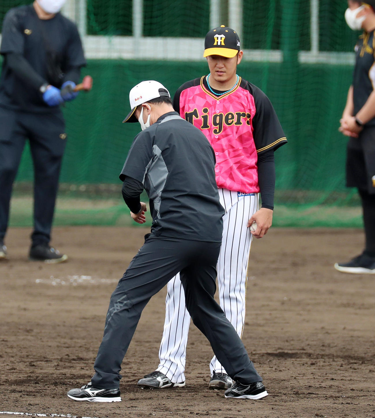 川相臨時コーチ（左）からアドバイスを受ける岩貞（撮影・加藤哉）