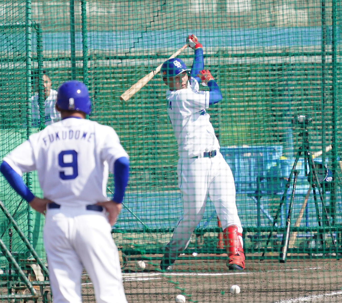 走塁練習をする福留（手前）が見つめる前でフリー打撃を行う石川昂（撮影・森本幸一）