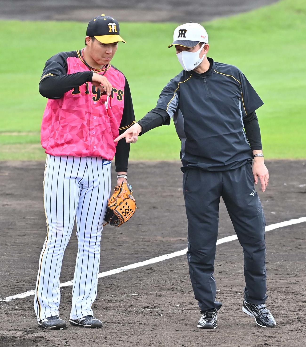 川相昌弘臨時コーチの指導を受ける大山悠輔（撮影・上田博志）