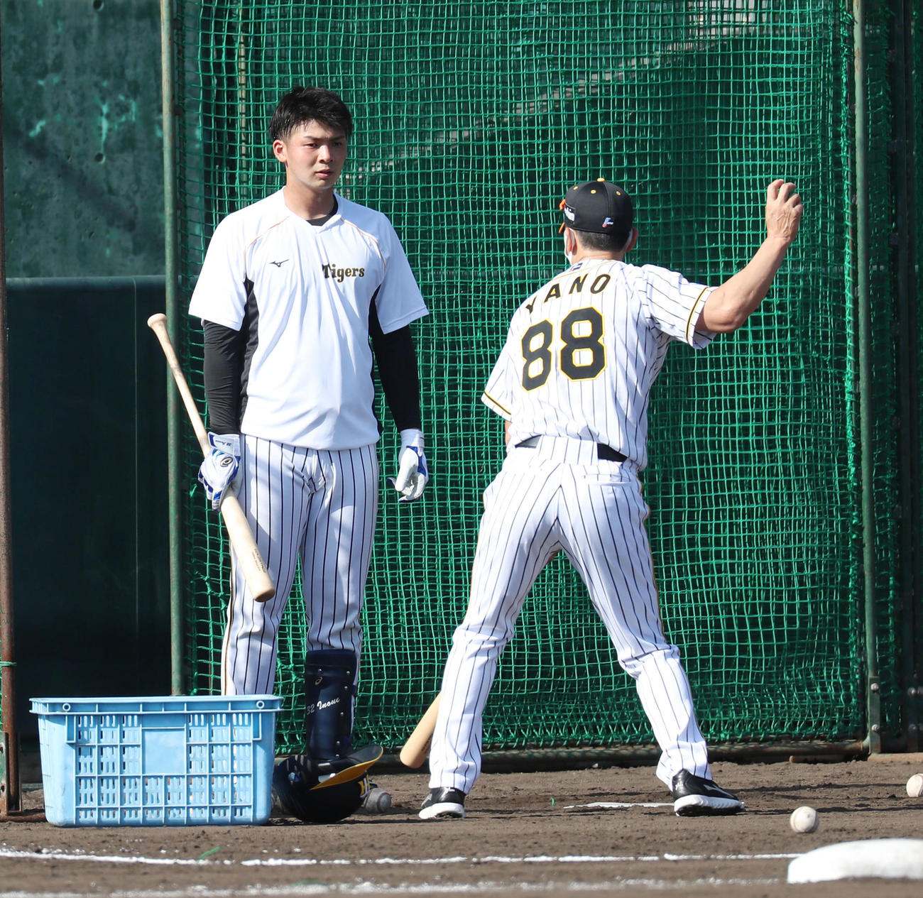 井上（左）にアドバイスを送る矢野監督（撮影・加藤哉）