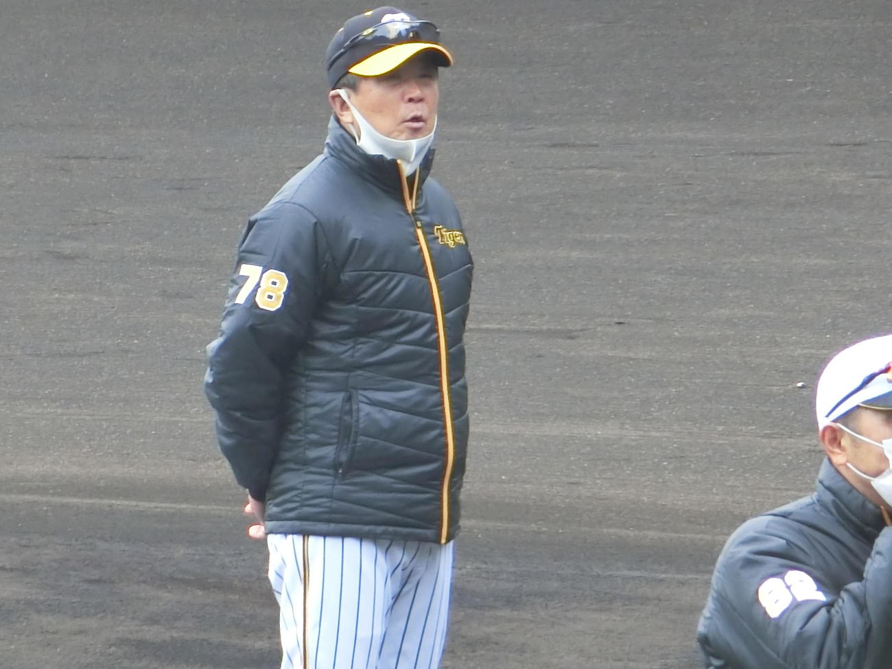 安芸2軍春季キャンプで練習を見守る平田2軍監督