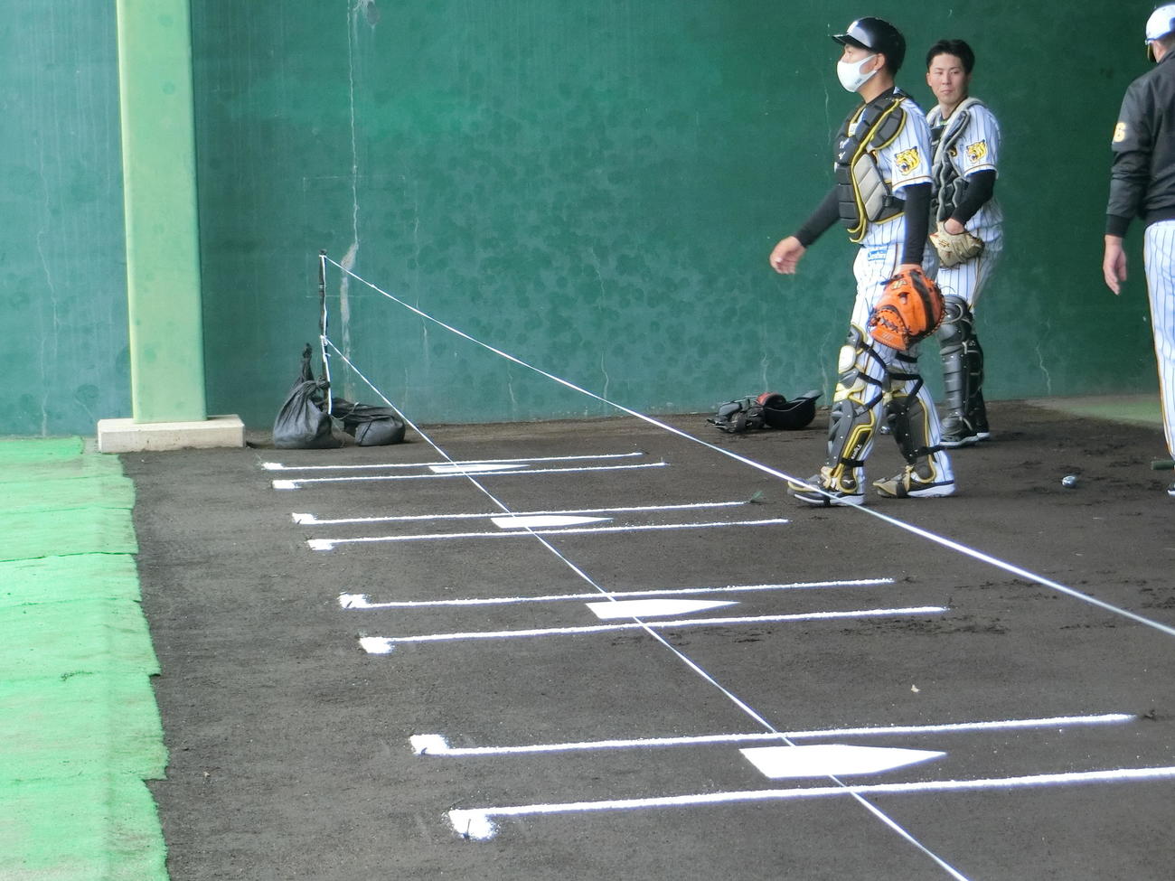 阪神安芸2軍春季キャンプのブルペンには、安藤2軍投手コーチの発案で2本のゴムがベース上に張られた