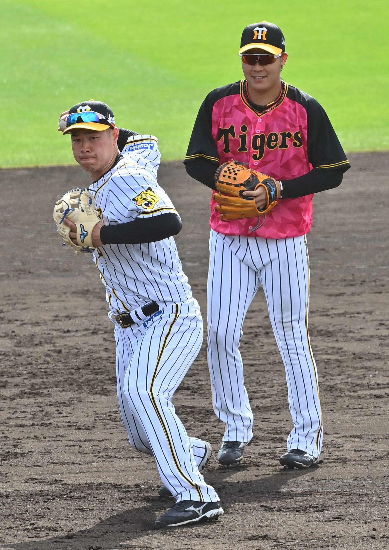 シートノックで三塁を守る佐藤輝。右は大山（撮影・上田博志）