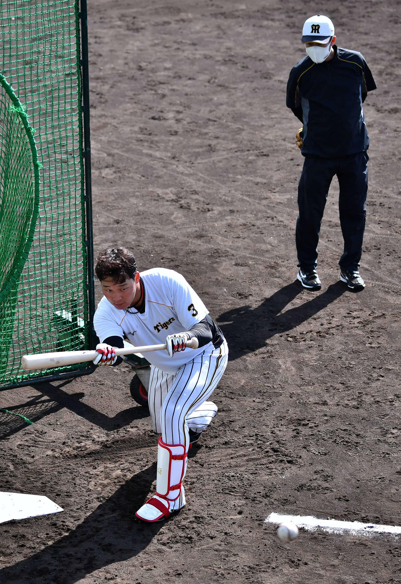 大山悠輔のバントをチェックする川相昌弘臨時コーチ（撮影・上田博志）