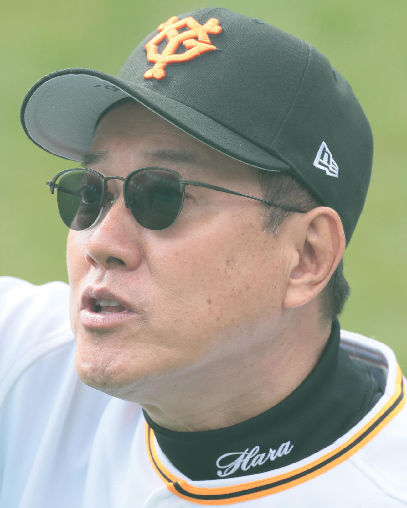 練習を見つめる巨人原監督（撮影・足立雅史）