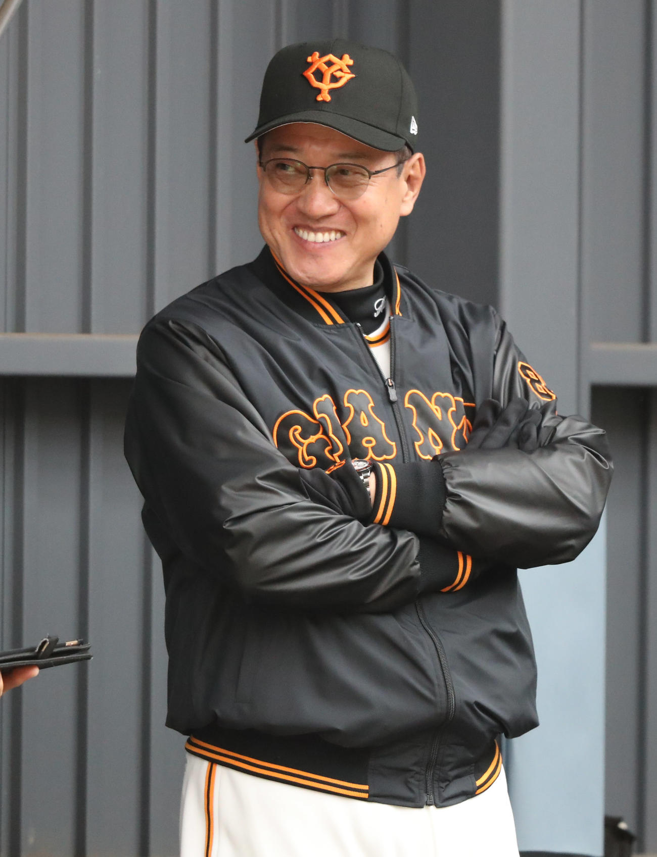 平内のブルペンでの投球に笑顔を見せる原監督（撮影・狩俣裕三）