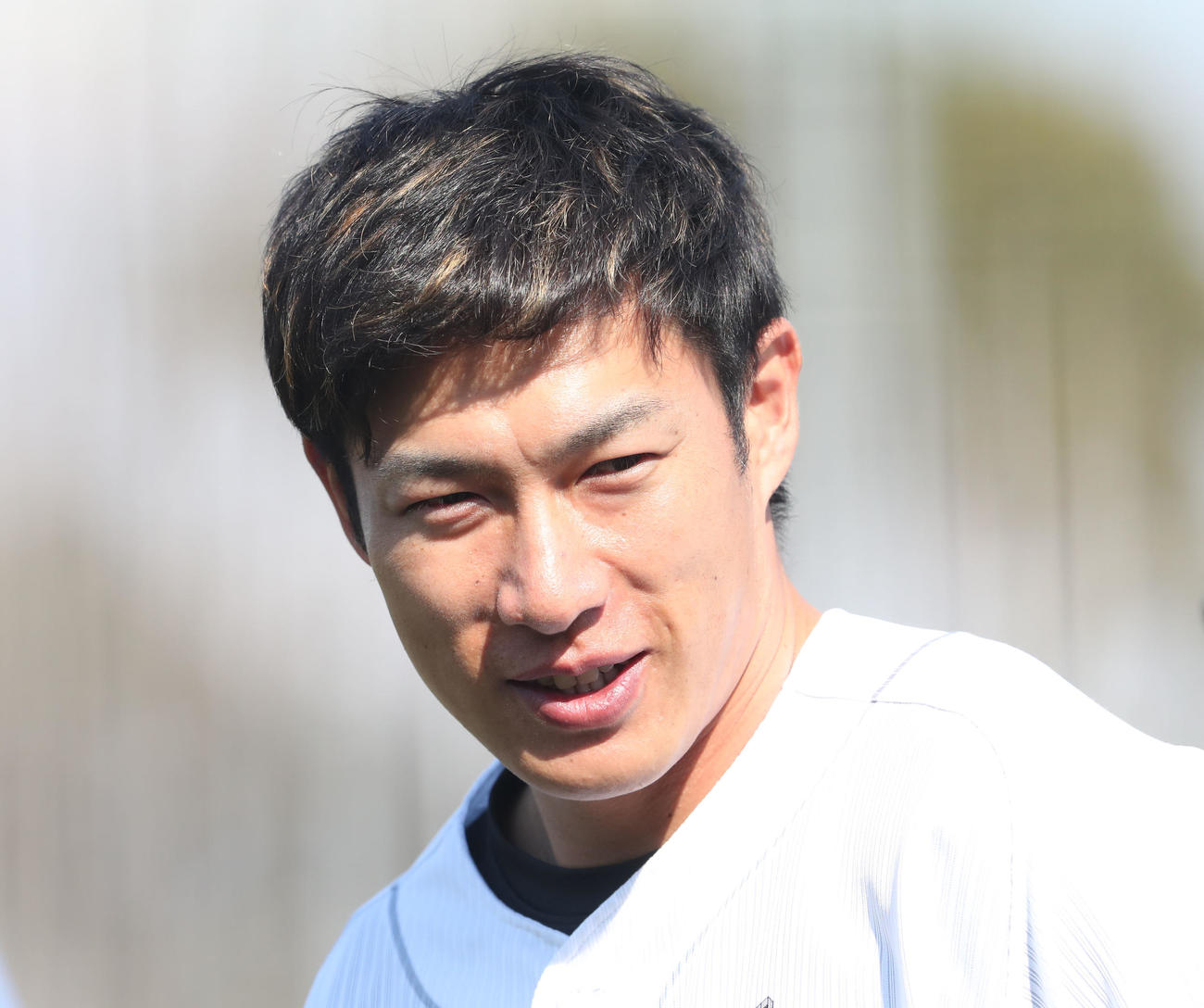 練習前、笑顔を見せる柳田悠岐（撮影・梅根麻紀）
