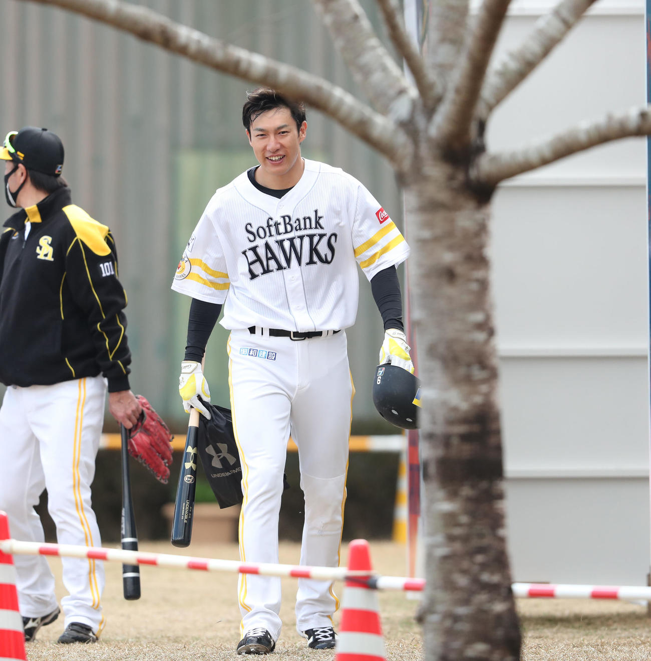 室内での打撃練習を終え、移動する柳田悠岐（撮影・梅根麻紀）