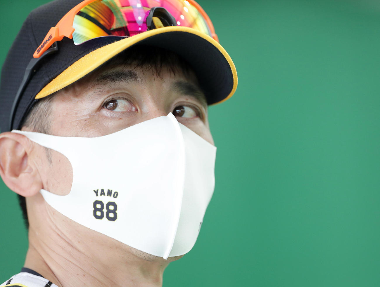 ブルペンの投手陣を見つめる矢野監督（撮影・前田充）