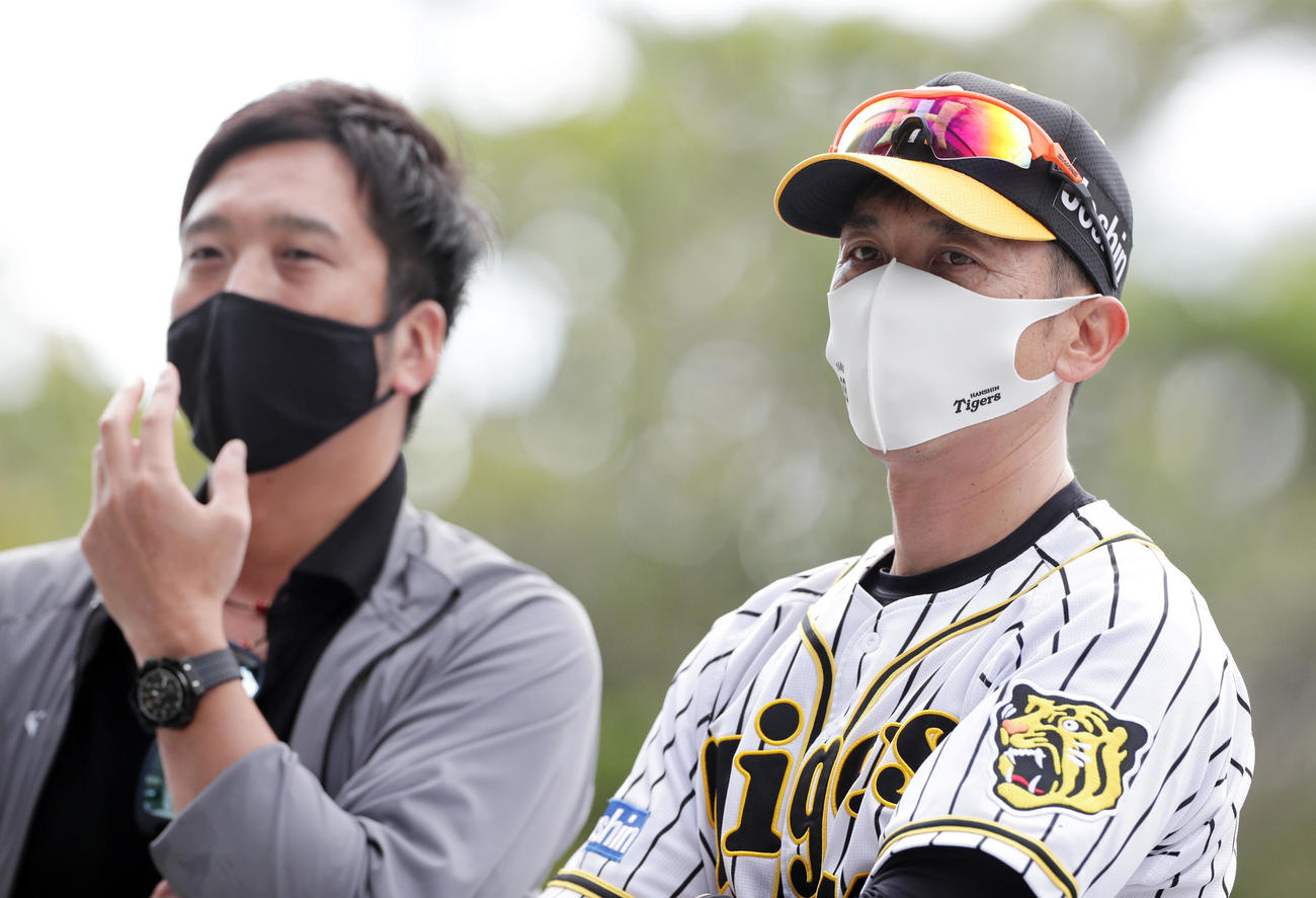 阪神藤川SA（左）と言葉を交わしながらブルペンの投手陣を見つめる矢野監督（撮影・前田充）