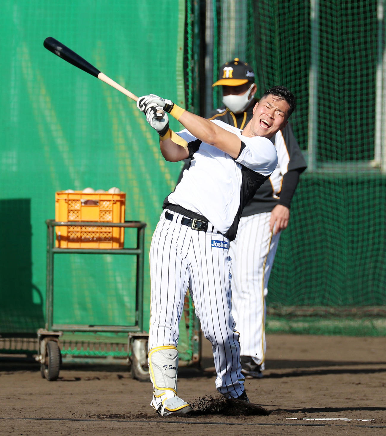ロングティー打撃を行う佐藤輝（撮影・加藤哉）