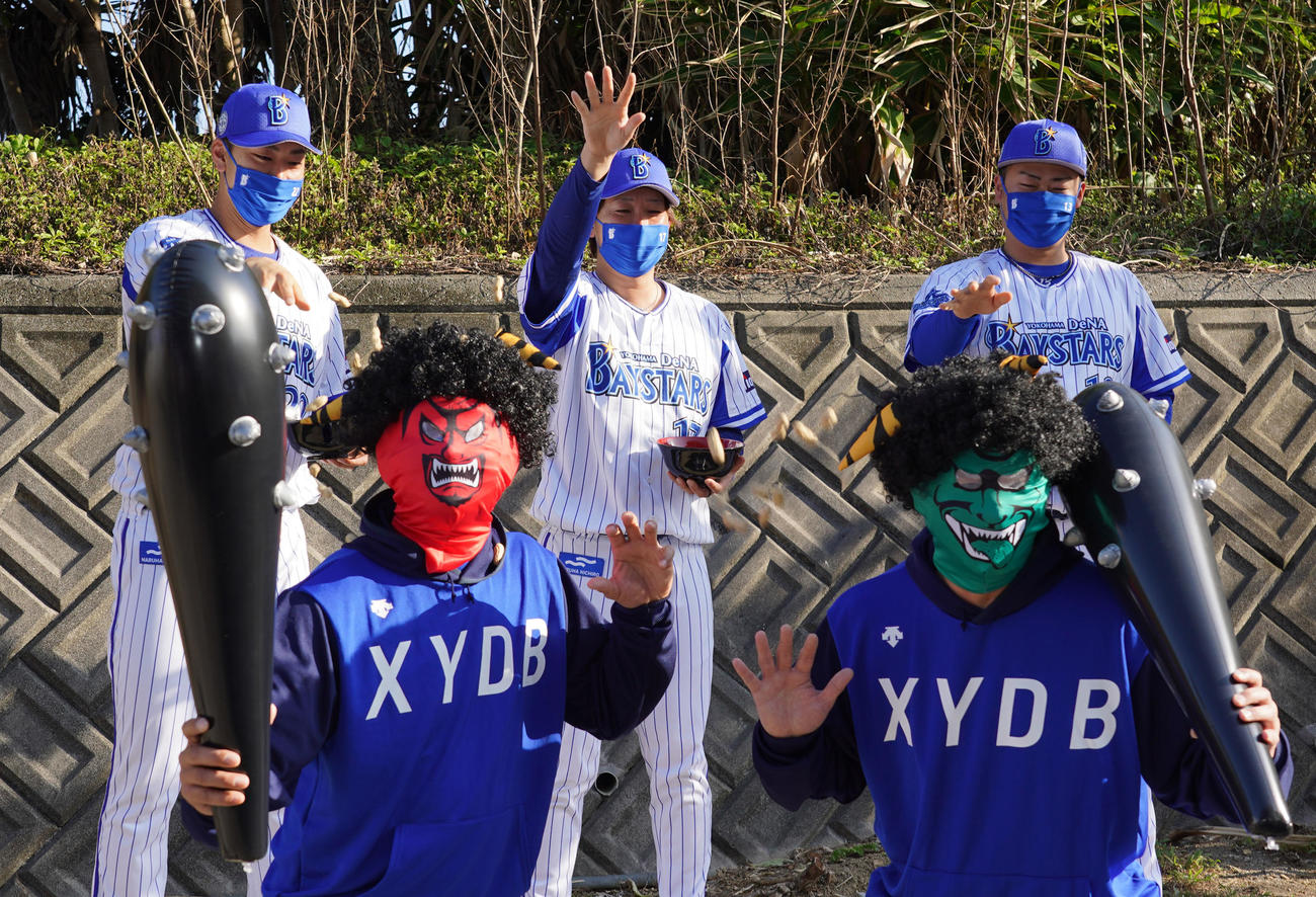 鬼に扮した、前列左からDeNA木塚コーチと川村コーチに豆をぶつける、後列左から入江、三嶋、伊勢
