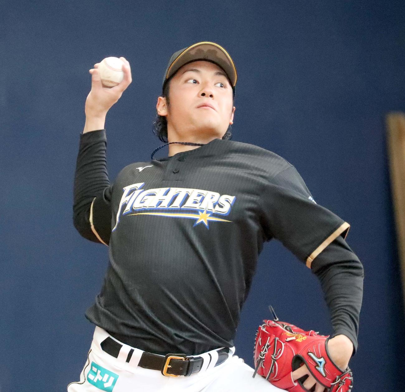 ブルペンで投球する日本ハム伊藤（撮影・佐藤翔太）