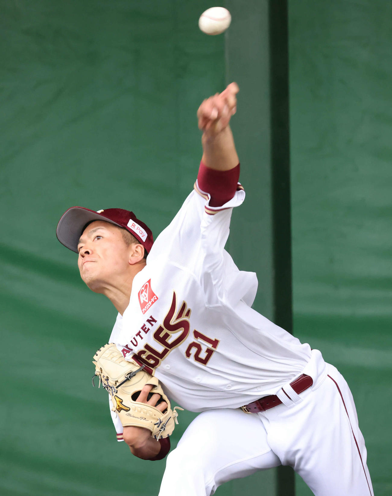 ブルペンで投げ込む楽天早川