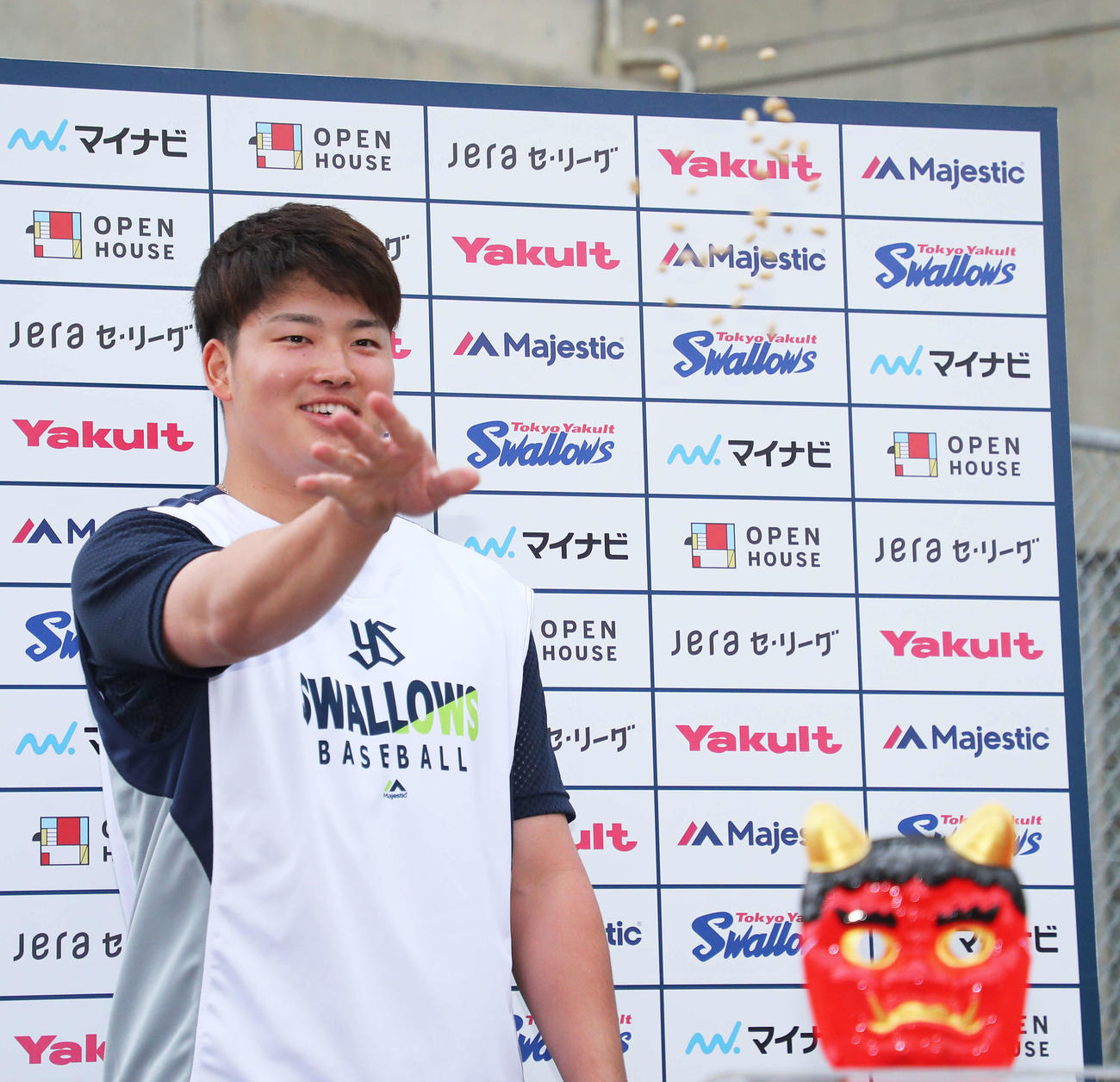 21歳の誕生日を迎えたヤクルト村上は、笑顔で鬼の面に豆をまく（撮影・河田真司）