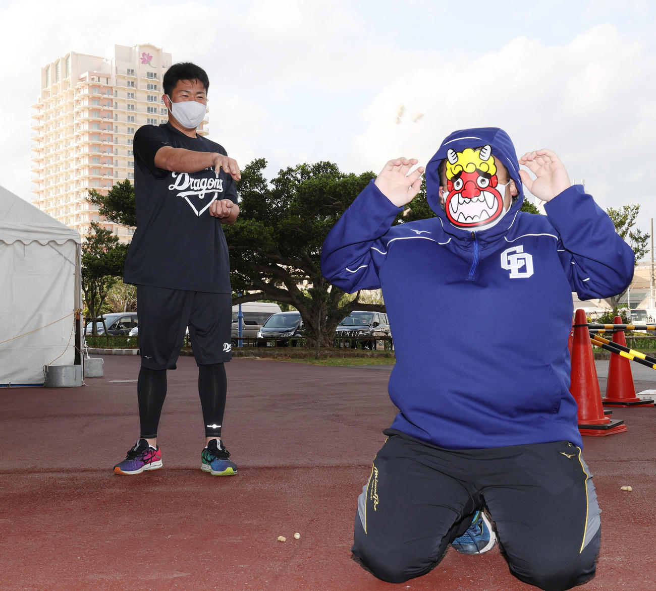 練習終了後、節分の豆をまく中日木下拓哉
