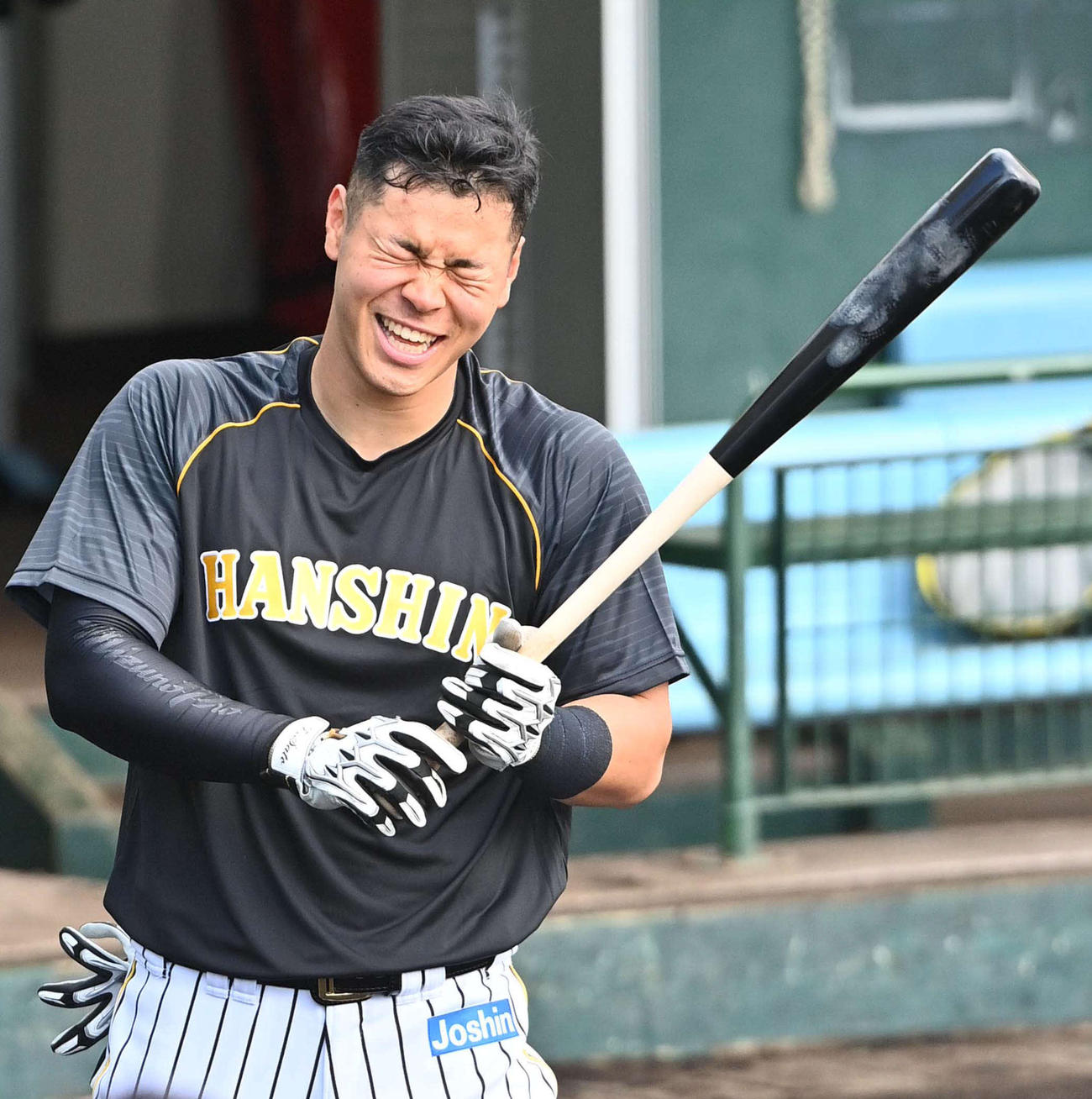 バットを手に笑顔を見せる阪神佐藤輝明（撮影・上田博志）