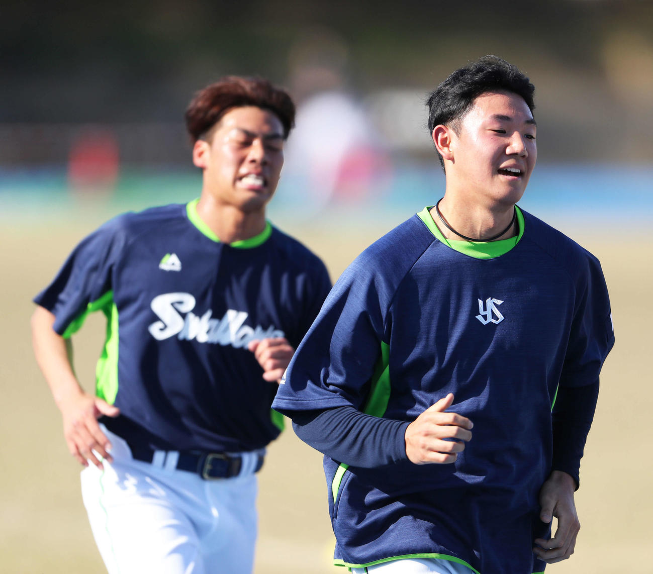 時間走で山野（左）とデッドヒートするヤクルト奥川（撮影・河田真司）