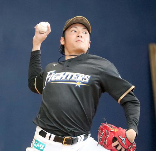 ブルペンで投球する日本ハム伊藤（撮影・佐藤翔太）