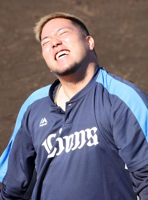 練習中、苦しそうな表情を見せる西武山川（撮影・鈴木正人）