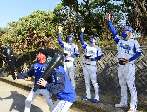 鬼に扮（ふん）した、左からDeNA木塚コーチと川村コーチに豆をぶつける入江、三嶋、伊勢（撮影・横山健太）