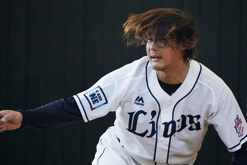 ブルペンで帽子を飛ばし投球する西武高橋（撮影・滝沢徹郎）