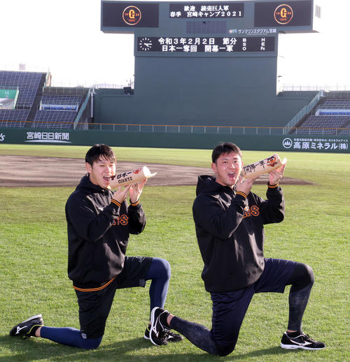 恵方巻きロールをほおばる巨人の伊藤優輔（左）と平内龍太（撮影・狩俣裕三）