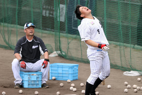 居残りで松中臨時コーチ（左）の連続トス打撃のキツさに思わず声を上げるロッテ安田（撮影・垰建太）
