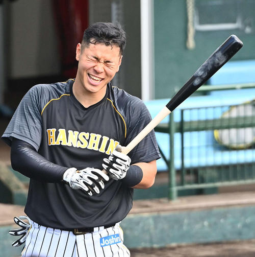 バットを手に笑顔を見せる阪神佐藤輝明（撮影・上田博志）