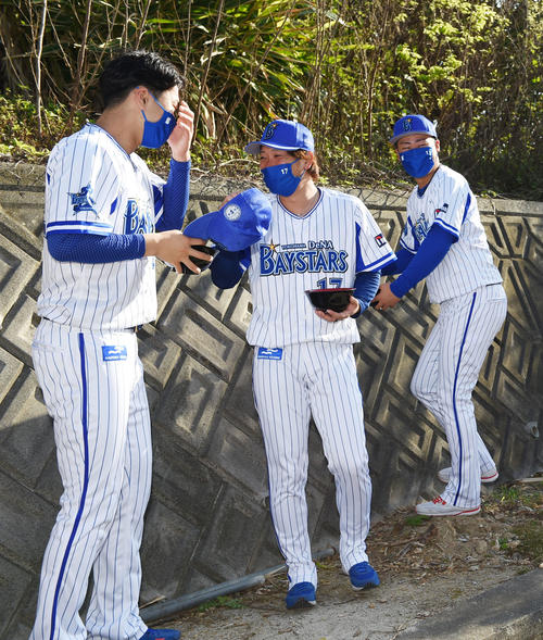鬼がコーチ陣だと知って驚く、左から入江、三嶋、伊勢（撮影・横山健太）