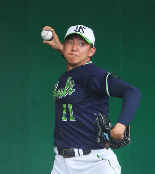 ブルペン投球するヤクルト奥川（撮影・河田真司）