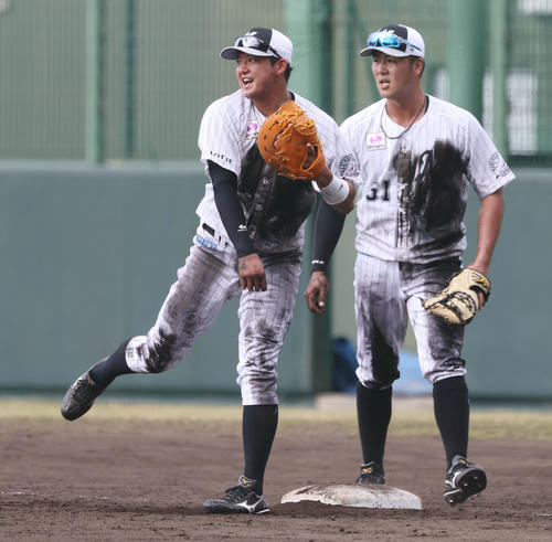 泥だらけになりながら一塁でノックを受けるロッテ佐藤（左）と山口（撮影・垰建太）