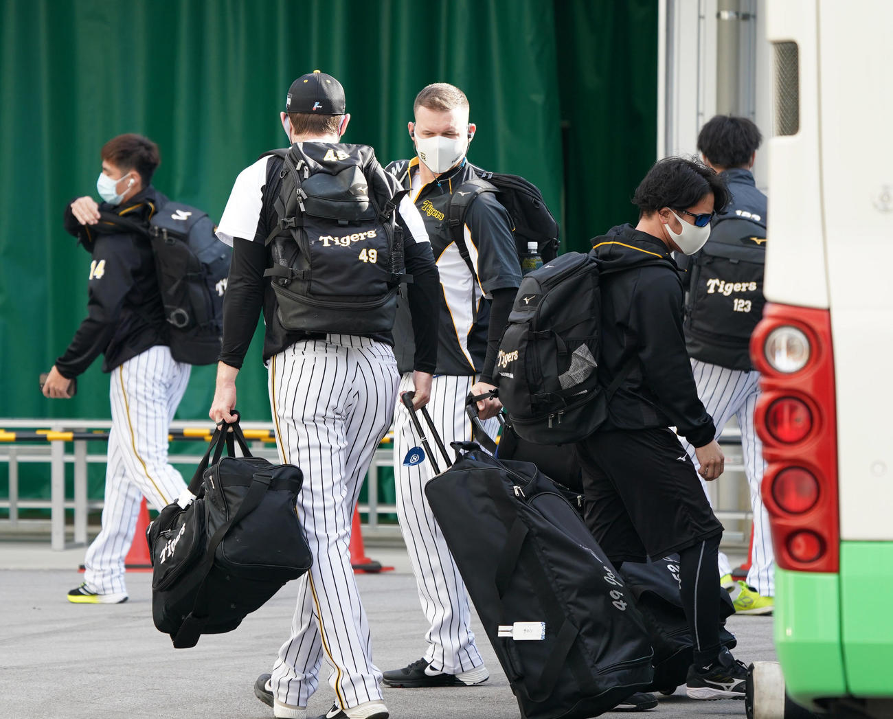 宜野座に到着した阪神サンズ（中央右）とガンケル（同左）ら（撮影・前田充）