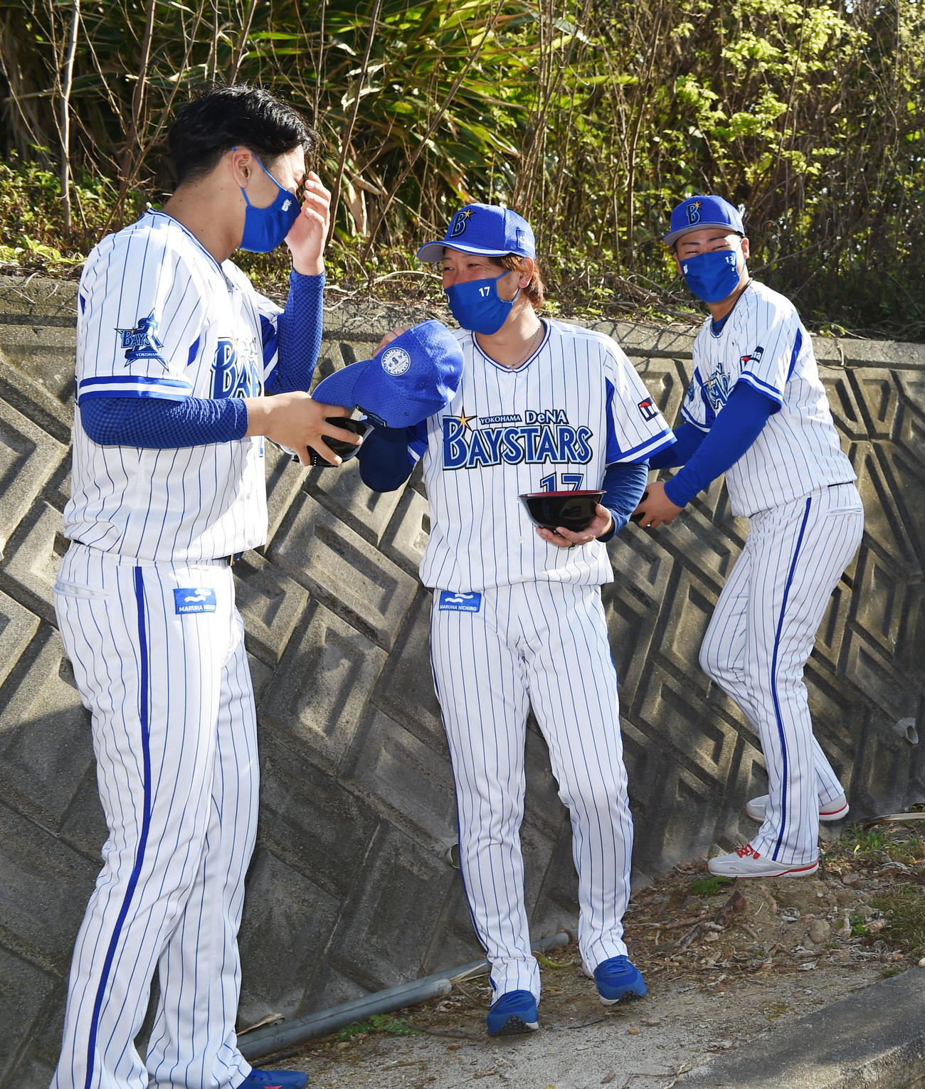 鬼がコーチ陣だと知って驚く、左から入江、三嶋、伊勢（撮影・横山健太）