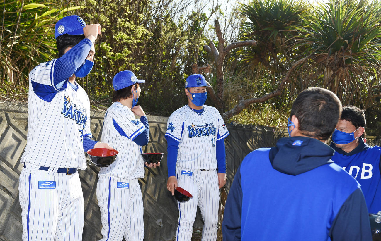 鬼がコーチ陣だと知って驚く、左から入江、三嶋、伊勢（撮影・横山健太）