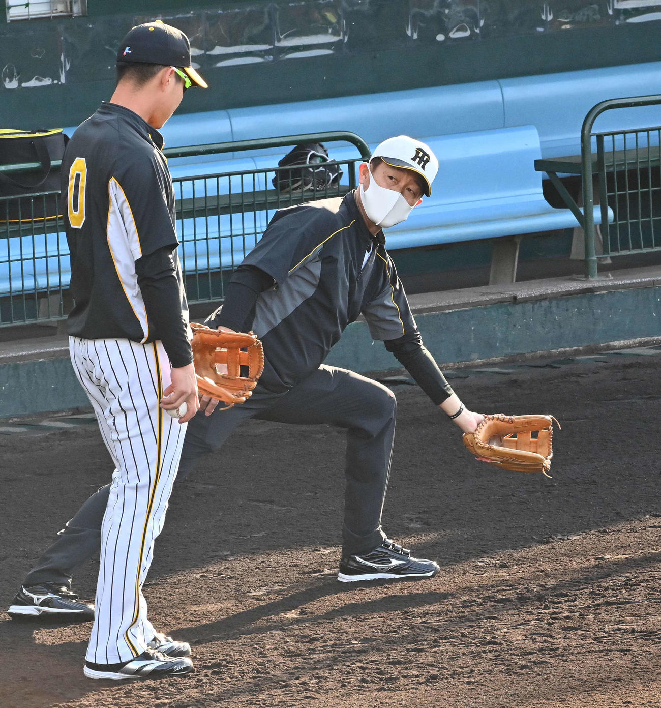 早出の木浪聖也（左）を指導する川相昌弘臨時コーチ（撮影・上田博志）