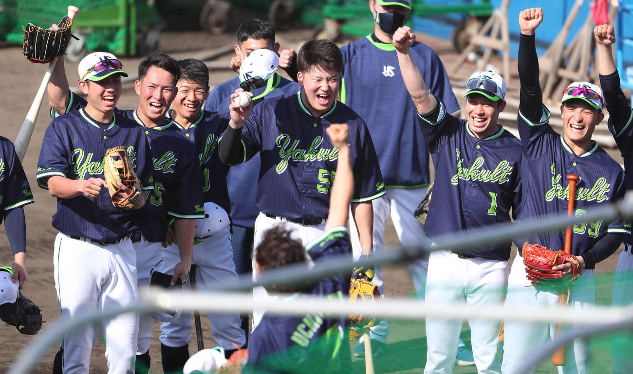 円陣を組み、内川（手前中央）の「1、2、3、ダー！！」の気合の声出しに合わせるヤクルトの、左から太田、松本友、並木、村上、山田、宮本（撮影・河田真司）