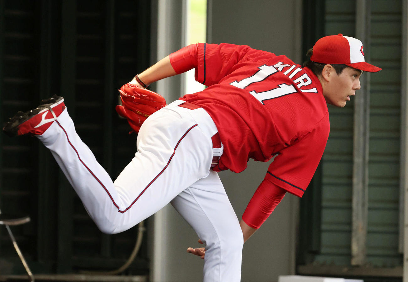 新背番号11を背負い、ブルペンで投げる広島九里（撮影・加藤孝規）